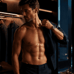 mec muscle mais pas trop pose devant fenêtre