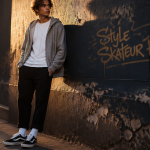 style skateur homme dans une ruelle urbaine