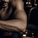 tatouage date de naissance homme avant-bras chiffres romains