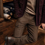 look homme 2025 : veste safari lie-de-vin en velours côtelé et bottines Chelsea