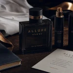 Allure parfum homme Chanel : flacon sur table, vue éditoriale