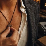 Chakra du cœur bloqué symptômes : pendentif lotus sur la poitrine