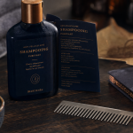 Meilleur shampoing anti pelliculaire sur table bois, peigne et pellicules