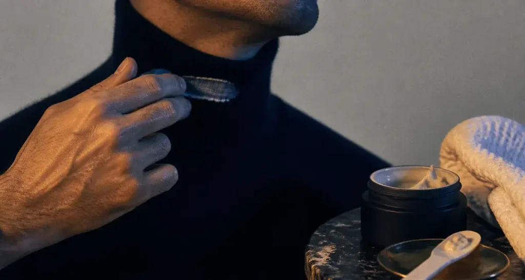 Meilleure crème raffermissante pour le cou appliquée sur décolleté