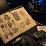 Style tatouage : carnet de croquis et pigments en salon de tatouage