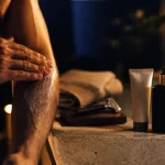 Prendre soin de son corps : hydratation et crème au lavabo